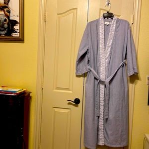 Eileen West long seersucker robe blue and white stripes l/xl like new